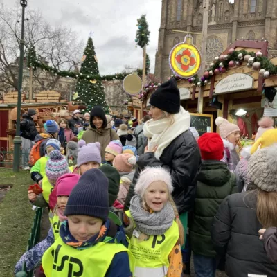 Vorschulkinder auf dem Weihnachtsmarkt