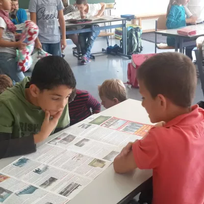 Die Klassen 3 und 4 informieren sich gemeinsam über die Berliner Mauer und den Tag der Deutschen Einheit
