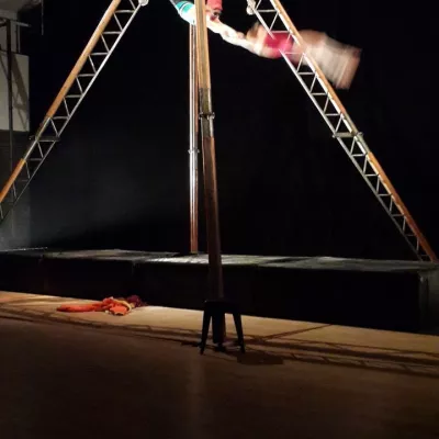 Die akrobatische Vorführung „Gravier“  des französischen Duos „Les Quat’fers en l’air“ im Mlejn.