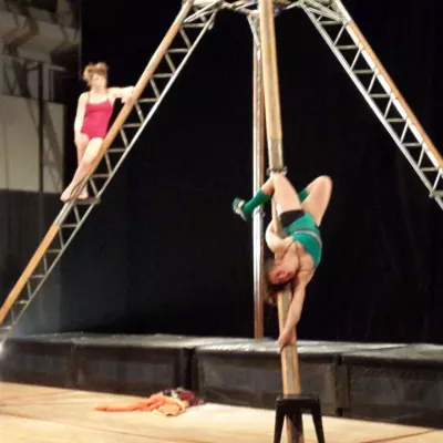 Die akrobatische Vorführung „Gravier“  des französischen Duos „Les Quat’fers en l’air“ im Mlejn.