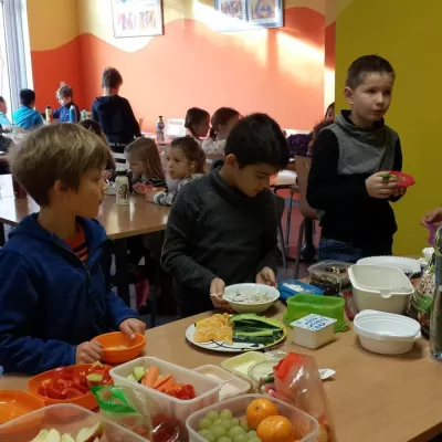 Gesunde Ernährung - die Klassen 1 und 4 bei ihrem gemeinsamen Projekt!