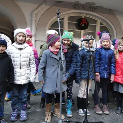 Kinder der Klassen 3 und 4 singen auf dem Malteser Weihnachtsmarkt