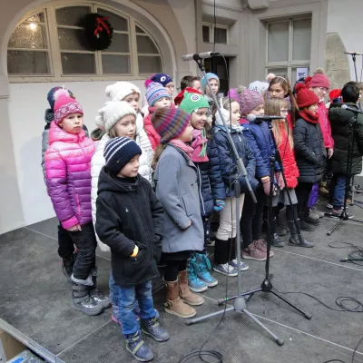 Kinder der Klassen 3 und 4 singen auf dem Malteser Weihnachtsmarkt