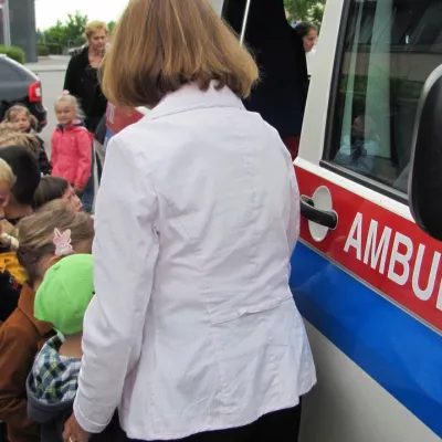 Ein Krankenwagen kommt in den Kindergarten