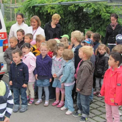 Ein Krankenwagen kommt in den Kindergarten