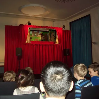 Wir besuchen eine Theatervorstellung des Altmärkischen Puppentheaters im Goetheinstitut