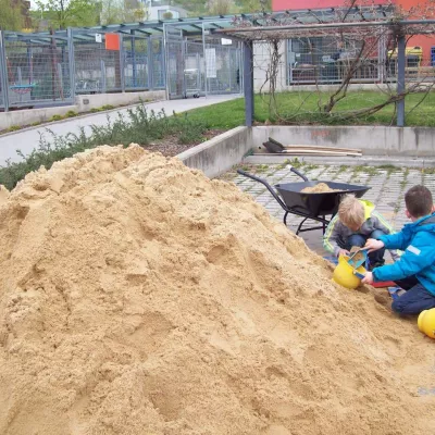 neuer Sand für unsere Sandkästen im naturnahen Garten