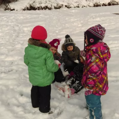 Die Wiesenkinder bauen einen Schneemann