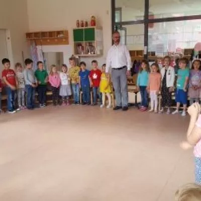 Pater Martin zu Besuch im Kindergarten