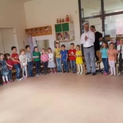 Pater Martin zu Besuch im Kindergarten