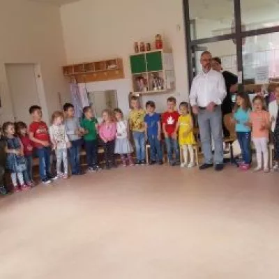 Pater Martin zu Besuch im Kindergarten