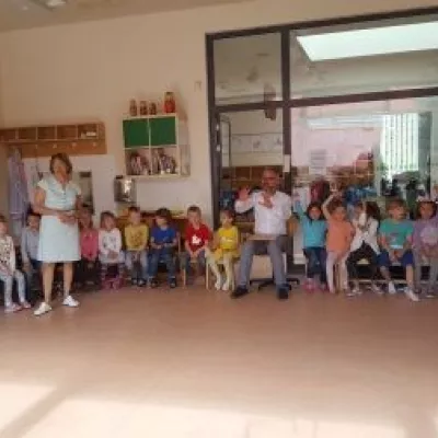 Pater Martin zu Besuch im Kindergarten