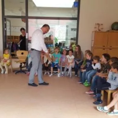 Pater Martin zu Besuch im Kindergarten