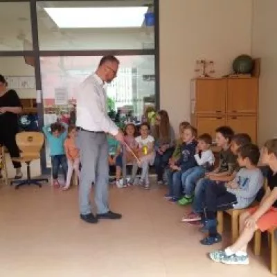 Pater Martin zu Besuch im Kindergarten