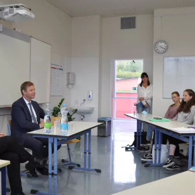 Bundestagsabgeordneter Thomas Erndl besucht Deutsche Schule Prag