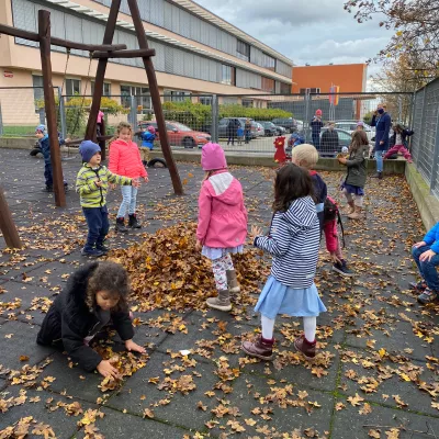 Der Kindergarten erkundet den Herbst