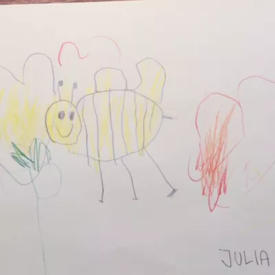 Julia grüßt den Kindergarten von daheim.